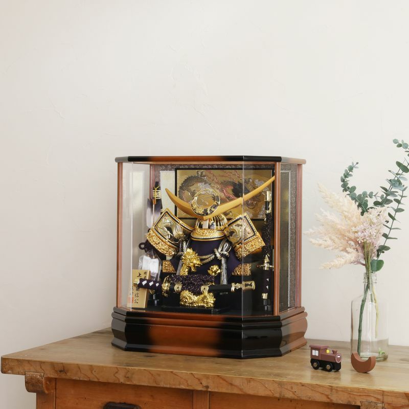 五月人形ケース入り飾り-上杉茶兜