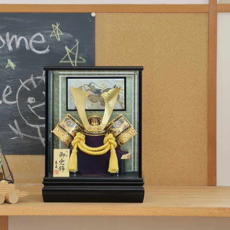  ケース入り飾り-緋縅兜