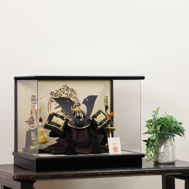 ケース入り飾り-黒金中鍬形五月人形